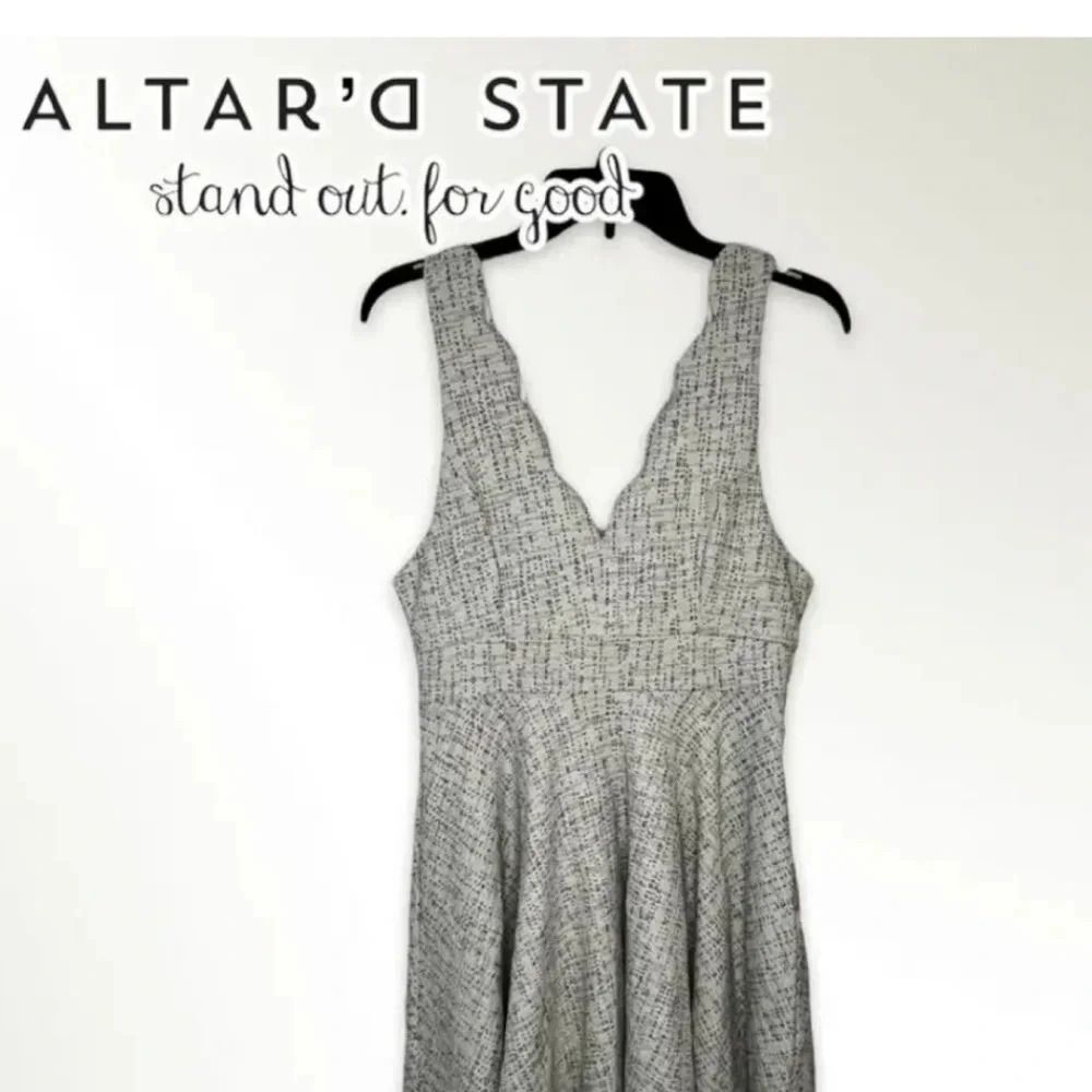 EUC- Altar’d State Sleeveless Scalloped V-Neck Dress-Cream/Blk Speckle